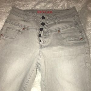 High-waisted jeans !!